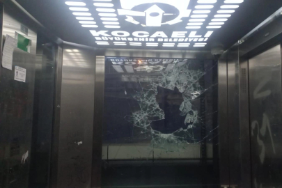 Kocaeli'de vandalizim! Kaldırım taşları ile asansörün camı parçalandı!
