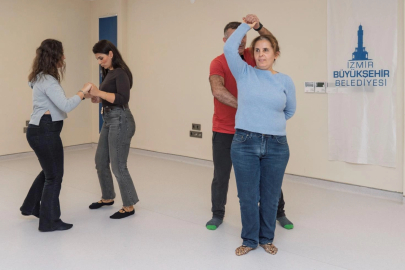 İzmir'de görme engellilere 'dansla terapi'