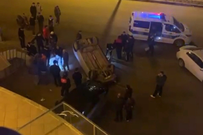 Düzce'de otomobil binaya çarpıp devrildi: 2 yaralı!