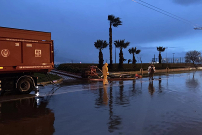Lodos İzmir Körfezi'ni yükseltti