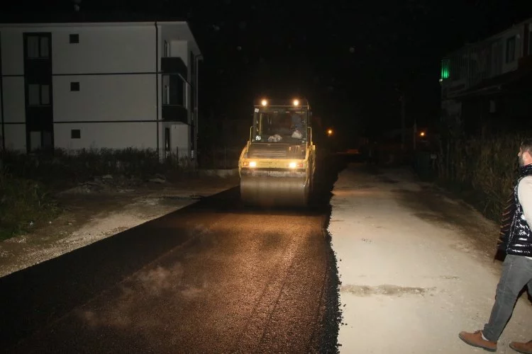 Akyazı Belediyesi asfalt çalışmalarını gece gündüz sürdürüyor...