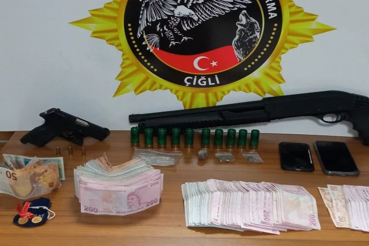 İzmir'de uyuşturucu tacirinin evinden çıkan para şoka uğrattı