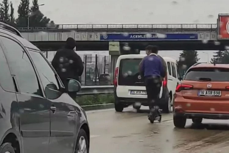 Bursa'da gençlerin tehlikeli scooter yolculuğu
