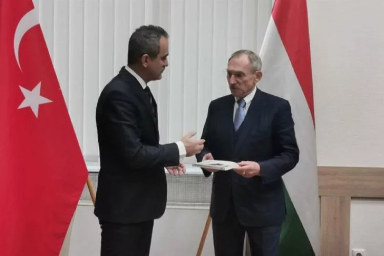 Bakan Özer'in Macaristan temasları sürüyor