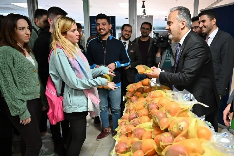 Bursa'da üniversiteli gençlere C vitaminli 'final'