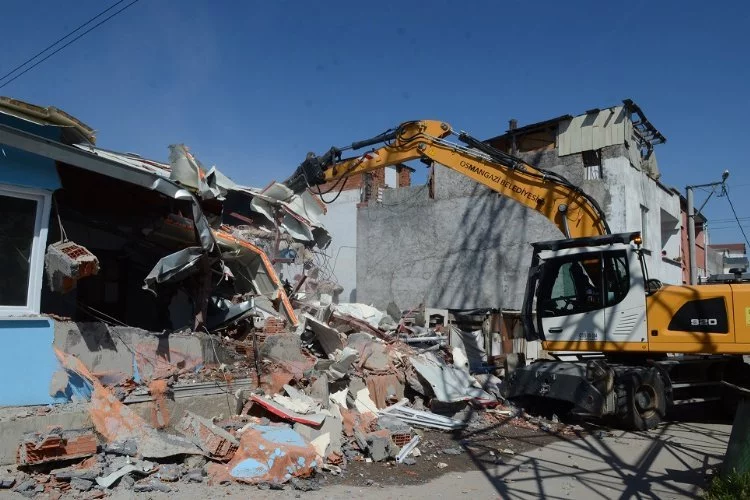 Bursa Osmangazi'de 200'e yakın kaçak ve metruk yıkıldı