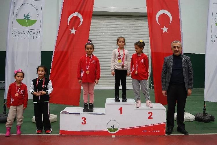 Bursa Osmangazi'de minik satranççılar ödüllendirildi