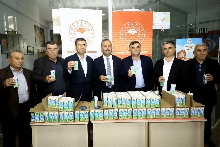 Bursa Yenişehir'de öğrencilere süt ikramı