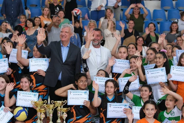 İzmir Narlıdere'nin spor okullarında sertifika heyecanı
