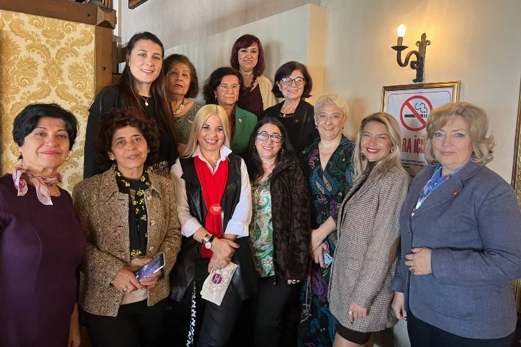 KADER İzmir'de kadın aday adaylarını tanıttı