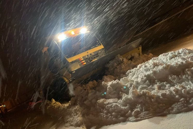 Kayseri Büyükşehir'den kırsalda kar mücadelesi