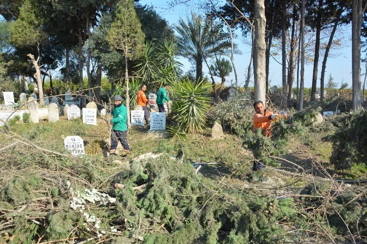 Kırsal mahalle mezarlık alanlarını temizliyor