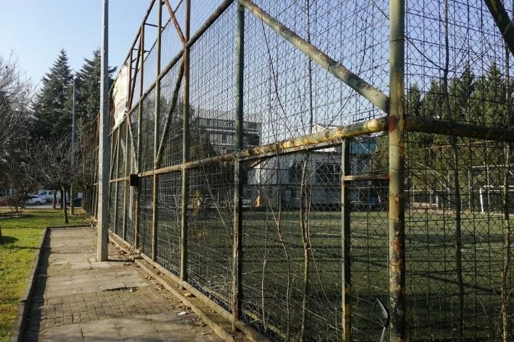 Kocaeli'de futbol sahaları elden geçiriliyor