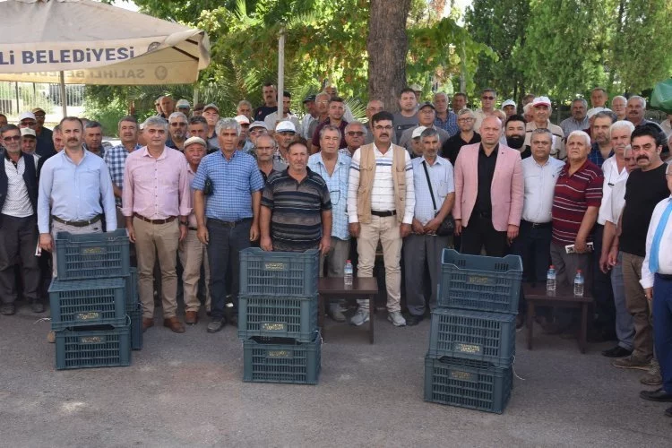 Manisa Salihli'de 9 bin adet meyve kasası dağıttı